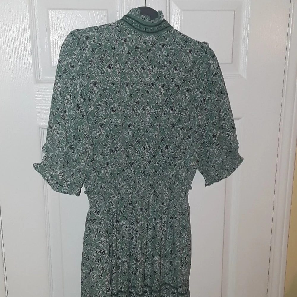 Max Studio Elbow Length Sleeve Print Tiered Maxi Dress ditsy floral Green White - Picture 12 of 17